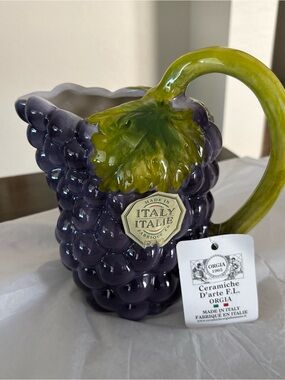 New La Tavola Italy Hand Painted Ceramic Purple Grape Pitcher Jug 9"